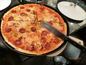 Pizzamesser_Gastro_XL_schneidet_Pizza_auf_Blech